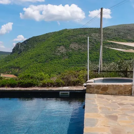 Relaxing Hillside Family With Pool 公寓